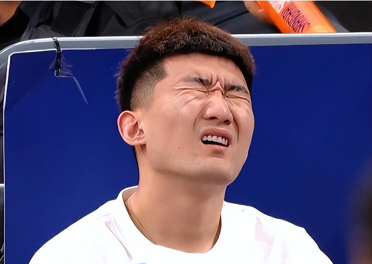 饿了？拉门斯被拍到在比利时替补席啃苹果