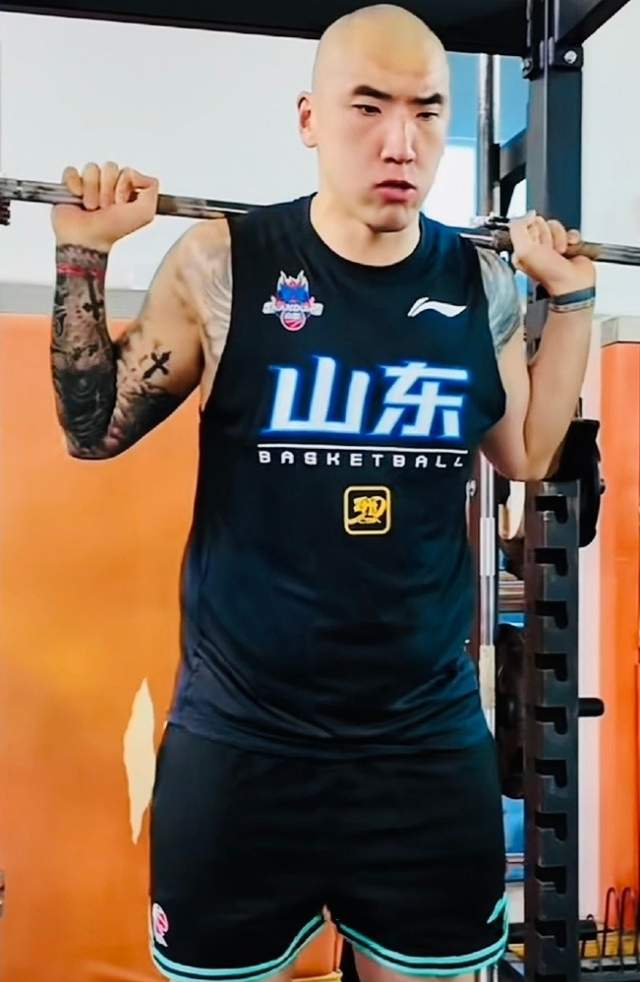 卡塔尔足协主席会见因凡蒂诺，并向后者赠送卡塔尔球衣