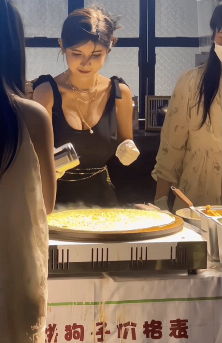 饿了？拉门斯被拍到在比利时替补席啃苹果