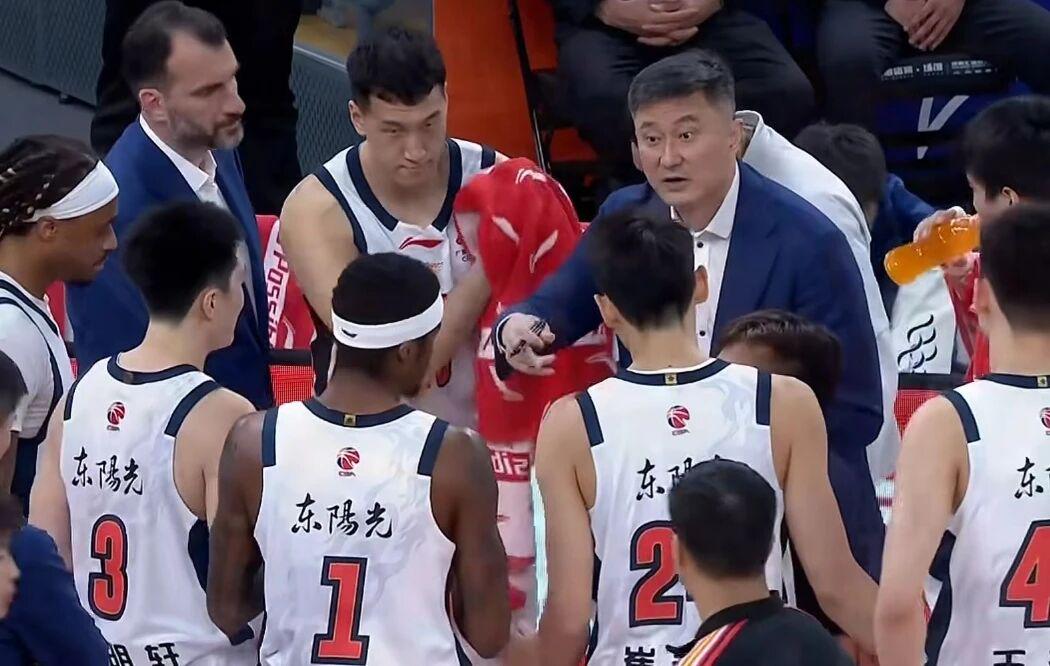 记者：费内巴切仍在和曼城谈阿克转会费，预计700万+150万镑