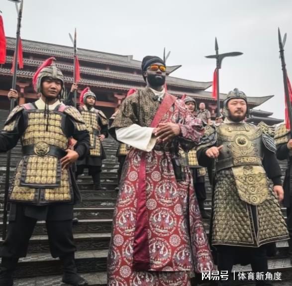老鹰1年1400万美元留住澳洲中锋,他们也是付出了不小的代价?