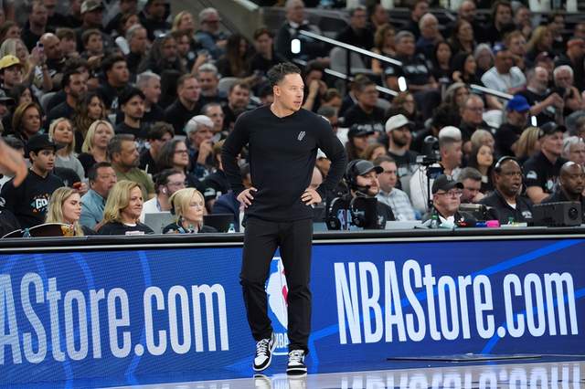 NBA官方晒总冠军定妆照:尼克斯17人出镜 索汉和杰米森没拍上?