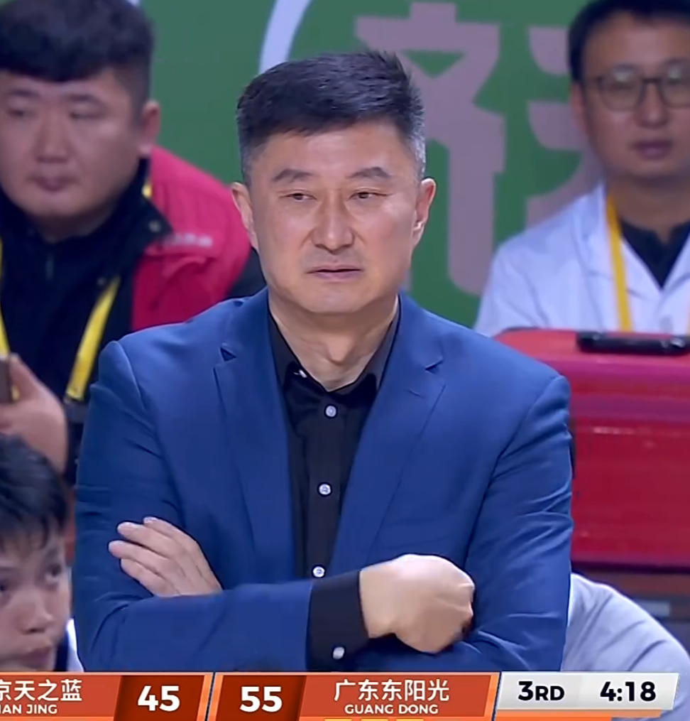 突发!福克斯取关马刺,字母哥交易倒计时,快船计划追求FMVP