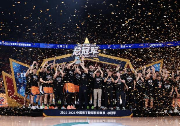 NBA总决赛G5首发出炉:双方均不变阵 马刺固执仍用福克斯首发
