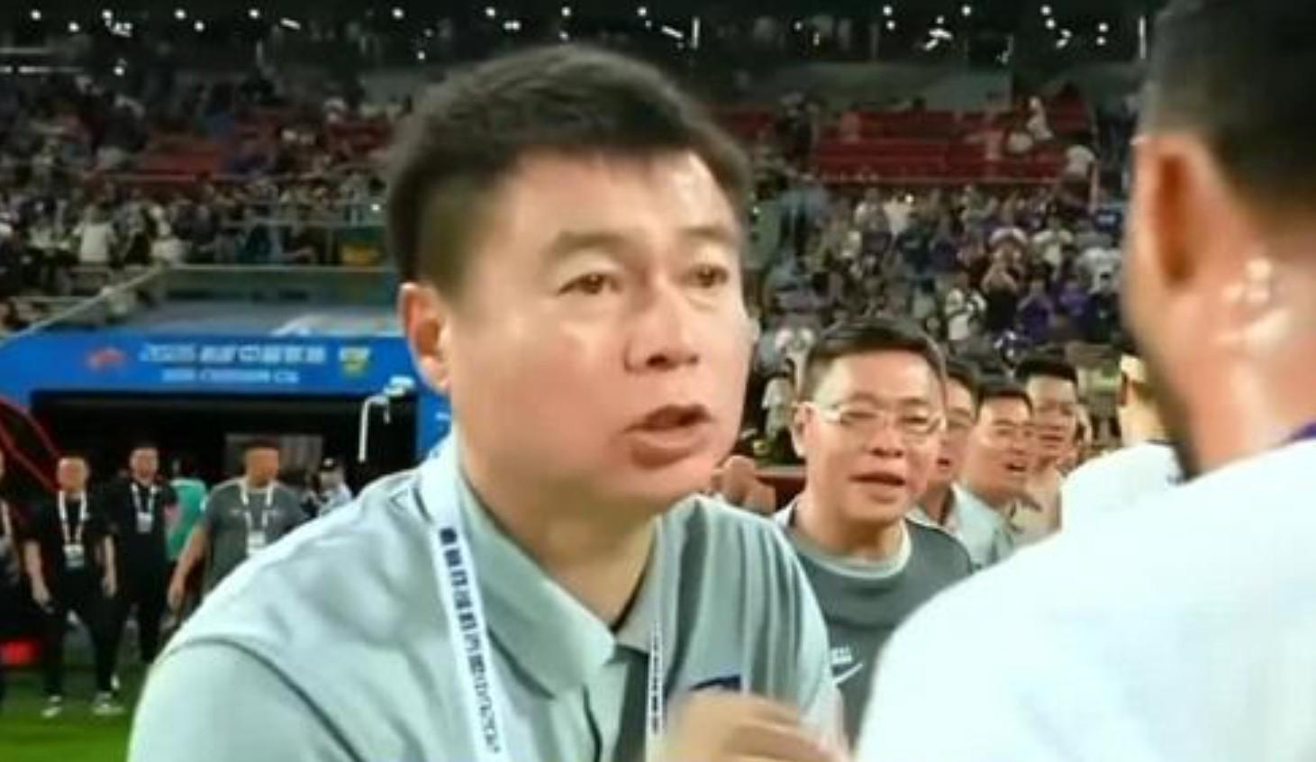 休赛期湖人会先用空间签下其他球员，然后再用顶薪签回里夫斯？