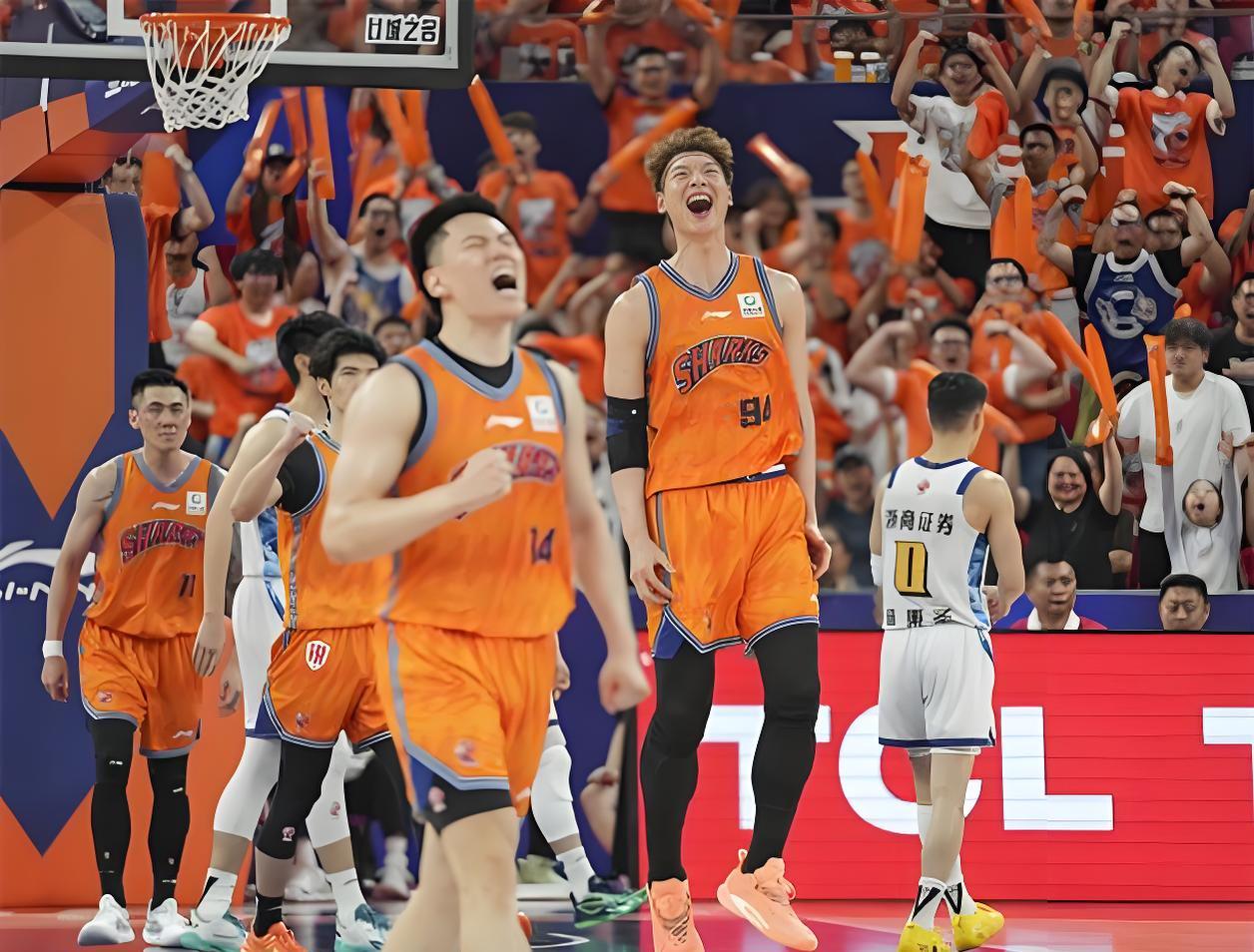 4年1.78亿!抢疯了!湖人头痛,冠军中锋还要吗?
