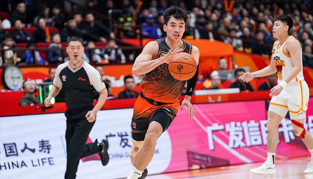 文班垫脚慢镜头!布伦森有扩大圆柱体嫌疑,联盟审查也难升级
