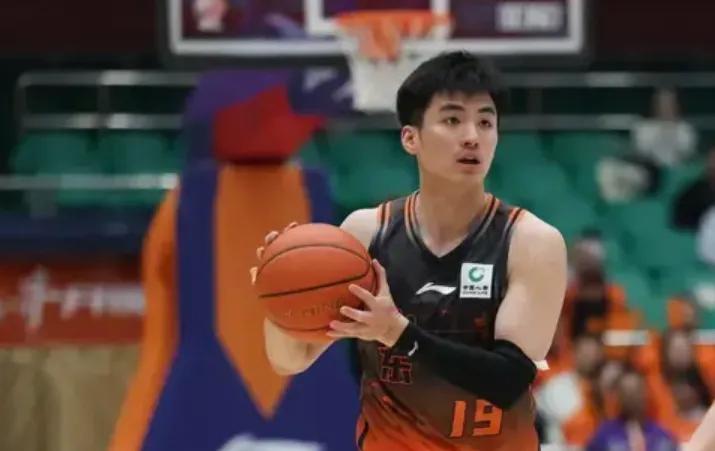 西蒙斯赌詹皇今夏签约勇士