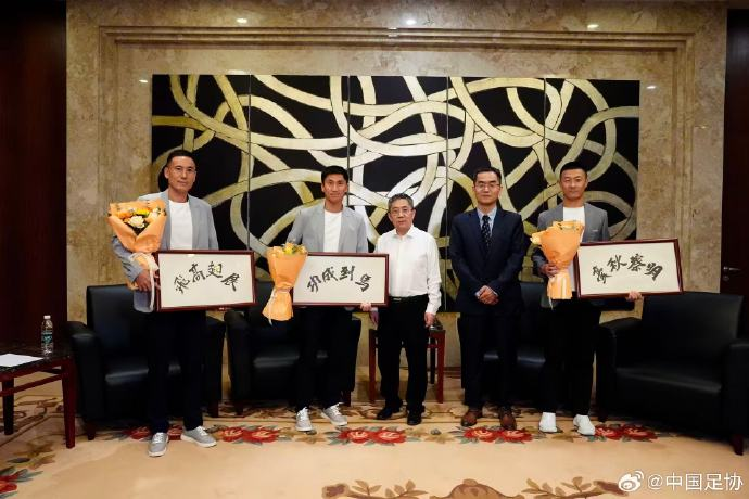 勇士队格林谈湖人队里夫斯顶薪:不能表现挣扎,否则骂得体无完肤