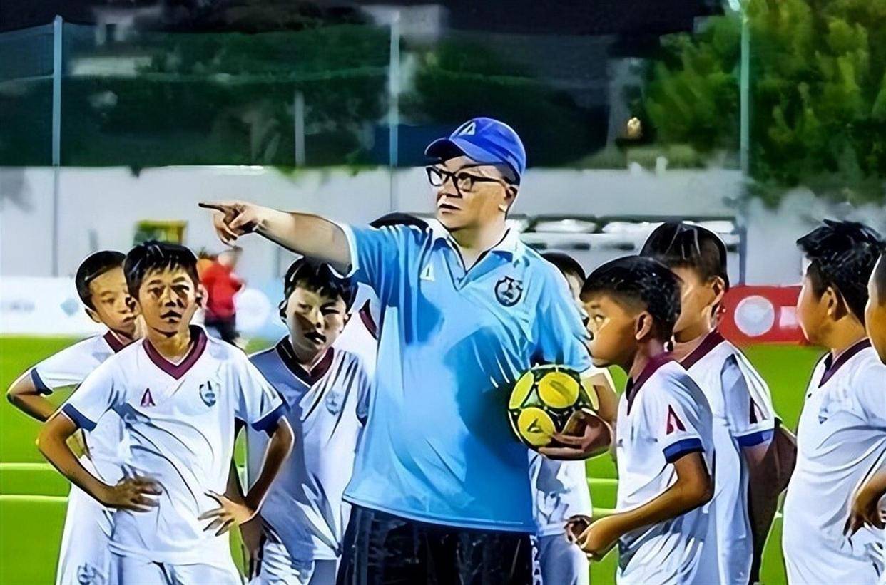 阿莫林执教米兰8月倒戈曼联，或为拉爵省千万！曼联锁定1.3亿收入