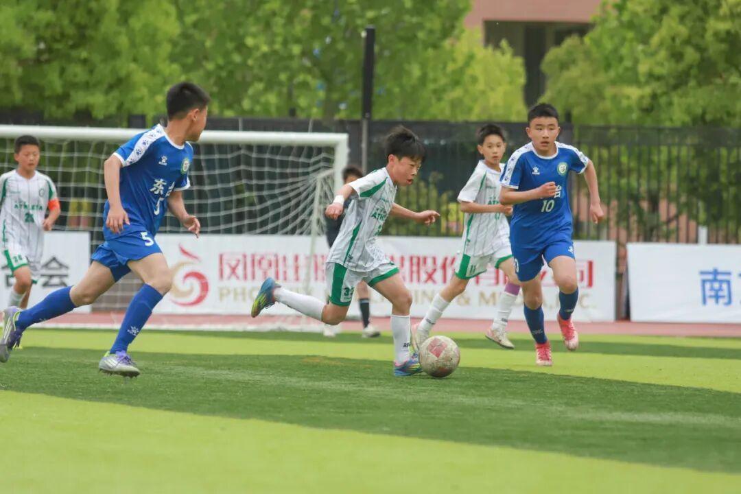 伯明翰买断签哥伦比亚中场索利斯